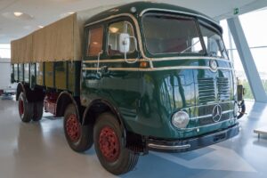Retroparada Primăverii 2026: Mercedes-Benz W124, o legendă atemporală pe asfaltul românesc
