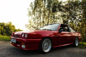 Opel Manta: O Vedetă Germană Încântă Publicul la Frühlingsfest 2026 din München