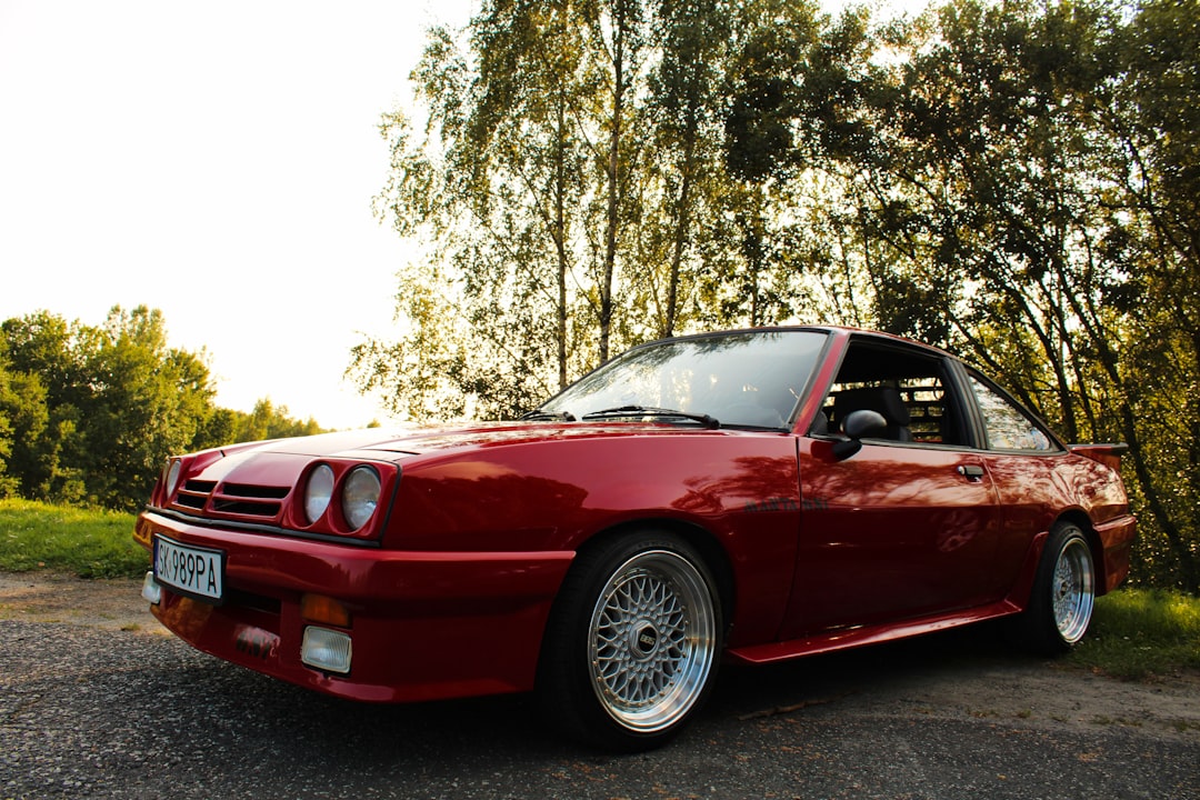Opel Manta: O Vedetă Germană Încântă Publicul la Frühlingsfest 2026 din München